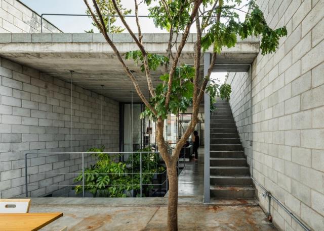 一個有室內(nèi)庭院的兩層小住宅，讓你感受中庭庭院的美